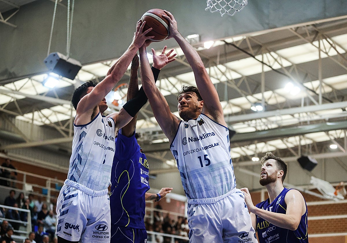 Aurrecoechea (15) se hace con un rebote el pasado domingo en Oviedo.