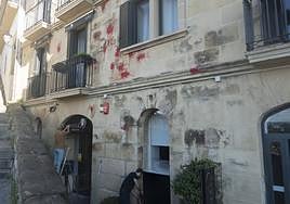 El hotel Sanse Bay, con las manchas de pintura en su fachada tras el ataque de varios encapuchados.