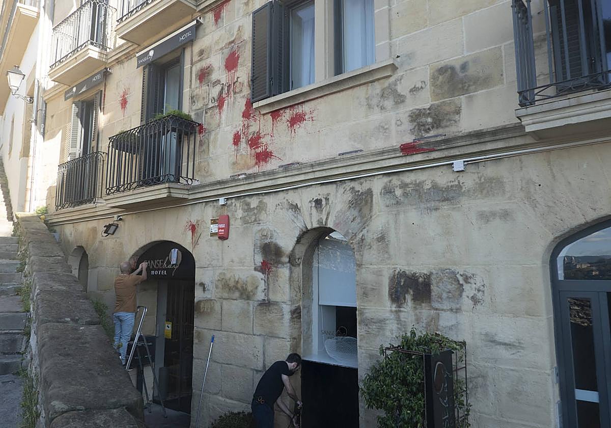 El hotel Sanse Bay, con las manchas de pintura en su fachada tras el ataque de varios encapuchados.