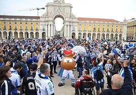 Ambientazo de la afición realista en la Plaza del Comercio de Lisboa.