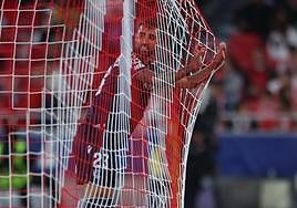 Brais Méndez agarra la red de la portería del Benfica en el partido del martes de Champions de la Real.