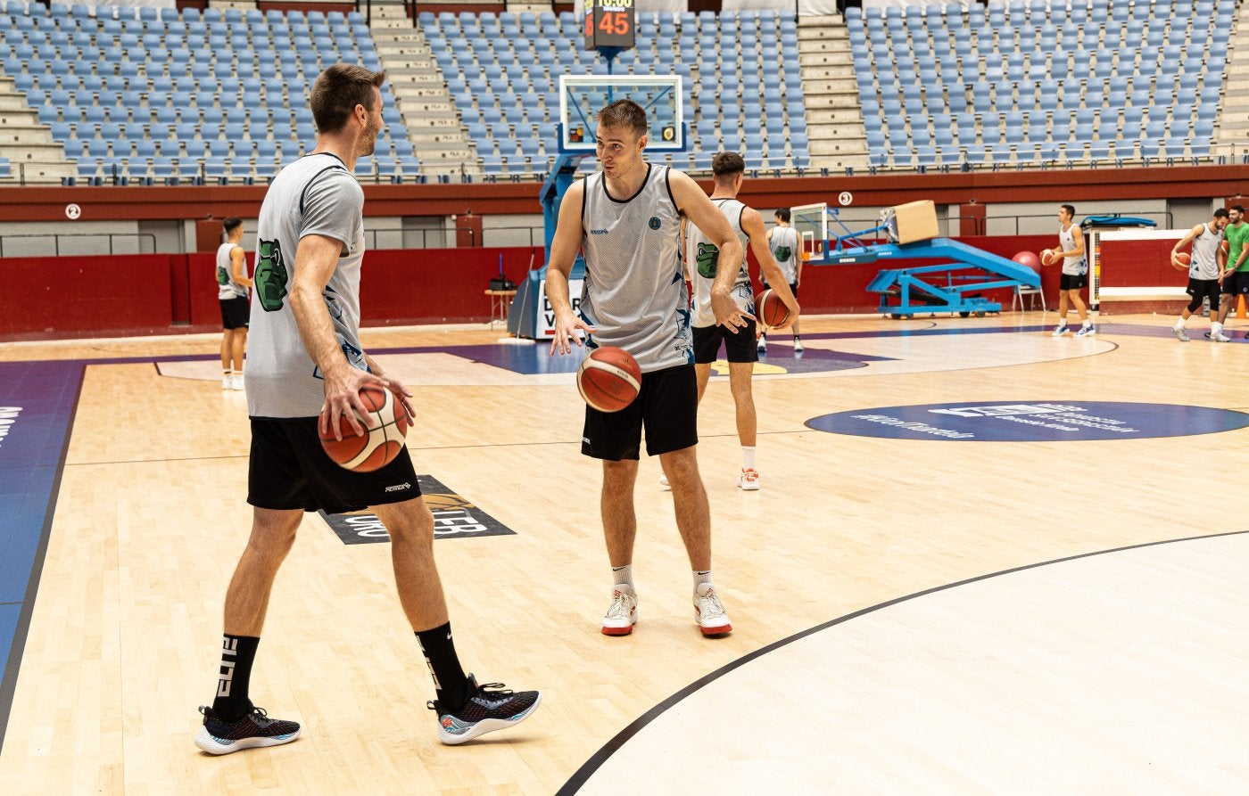 El Fuenlabrada, primero de los gallos en pisar Donostia