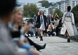 Este 'fashion show' quiso poner en valor la diversidad del comercio donostiarra.