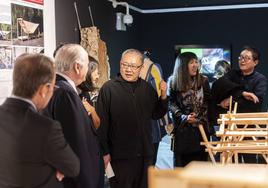 El arquitecto chino Wang Shu conversa con el consejero Iñaki Arriola y con la comisaria María Arana junto a una de las piezas de la muestra.