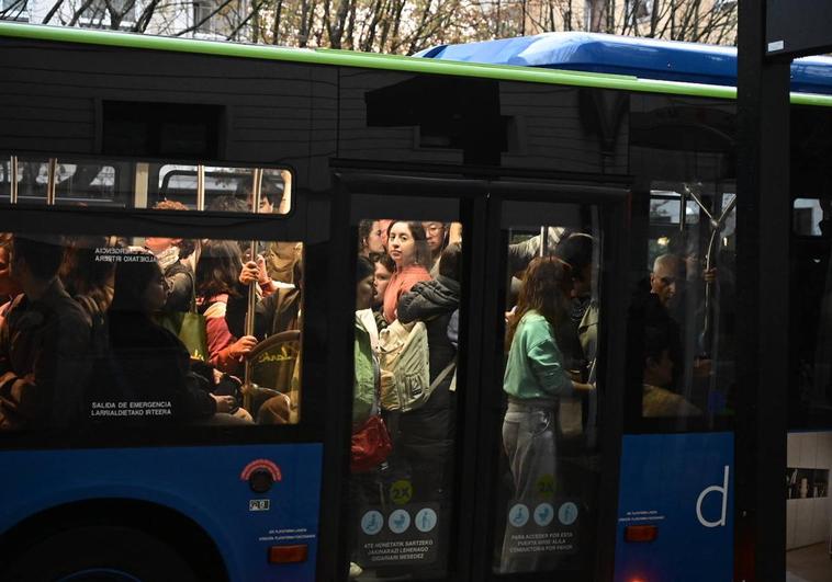 Autobús urbano de San Sebastián repleto de pasajeros a primera hora de este miércoles.