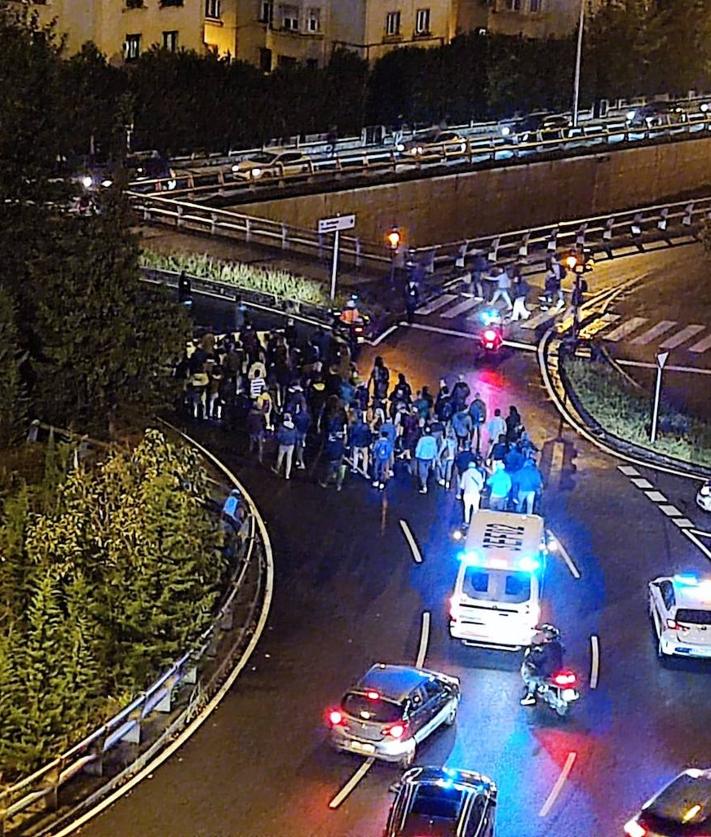 Imagen secundaria 2 - Afecciones en el tráfico en el paseo de los Fueros de San Sebastián. Debajo, cabeza de la manifestación y protesta laboral en la rotonda de Errotaburu.