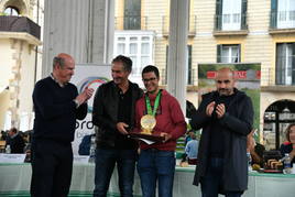 Julen Arburua recibe el premio como ganador del concurso campeón de campeones en Ordizia.