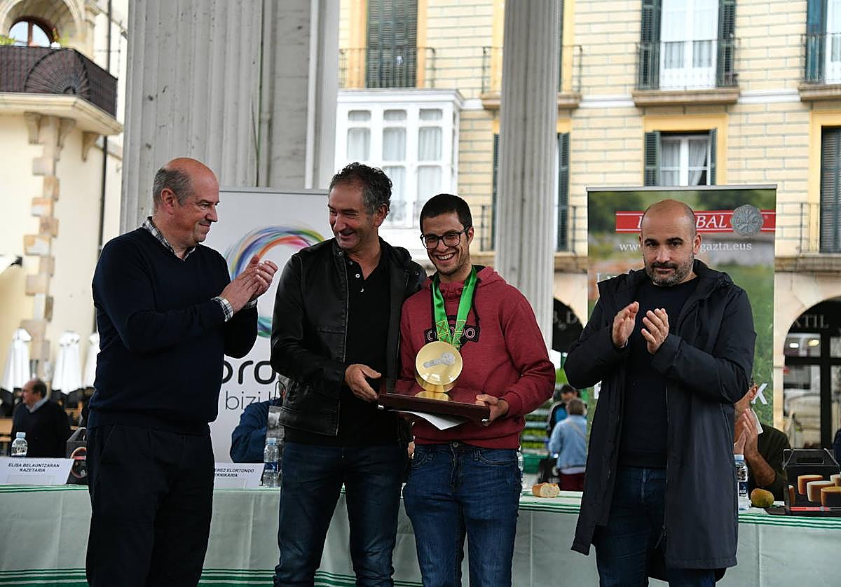 Julen Arburua recibe el premio como ganador del concurso campeón de campeones en Ordizia.