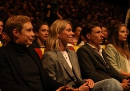 Vingegaard y Vollering, en la presentación del Tour de Francia junto a Philipsen como ganadores de las pasadas ediciones.