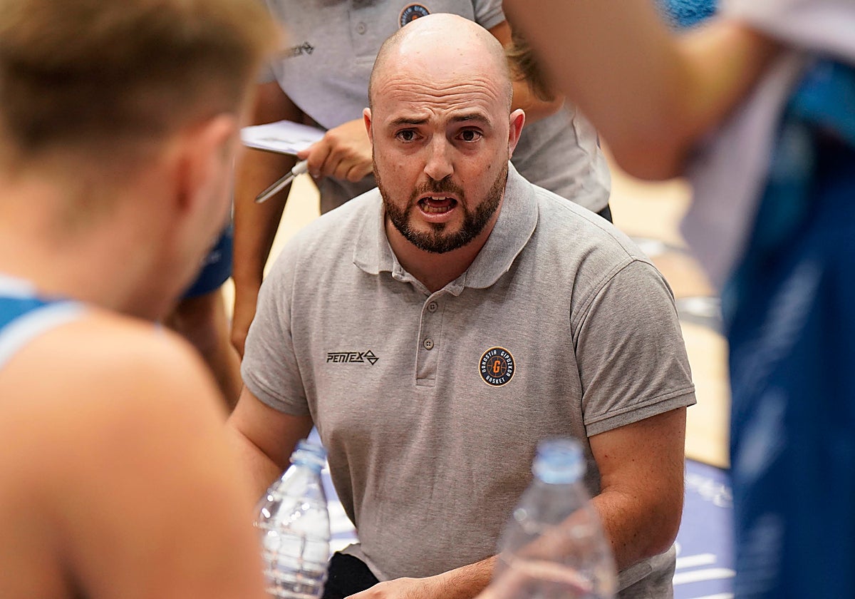 Odriozola, durante un tiempo muerto en el Angulas Aguinaga Arena.