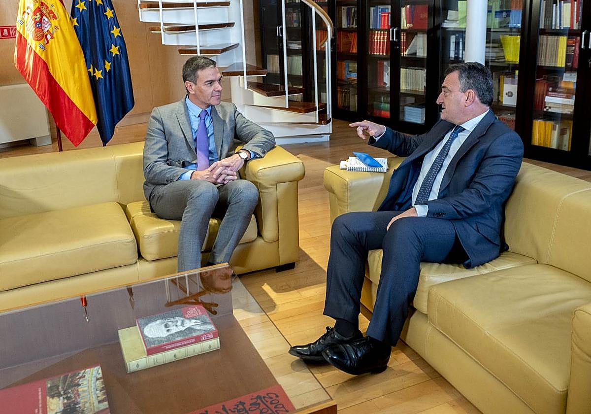 Pedro Sánchez y Aitor Esteban, el pasado día 10 en la ronda de contactos en la que participó el PNV para la investidura.