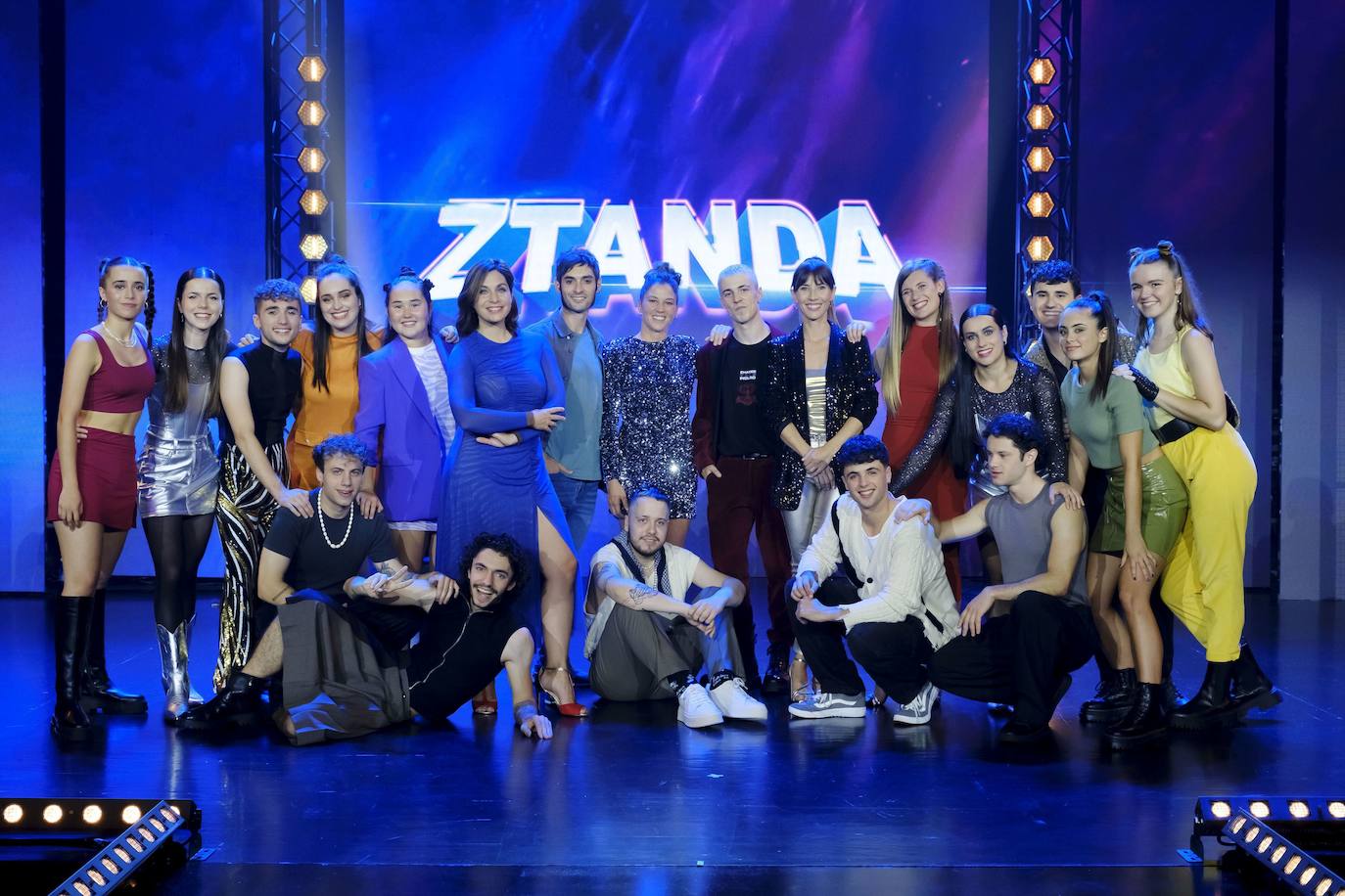 'Ztanda' saioko aurkezleak, epaimahaikideak eta partaideak.