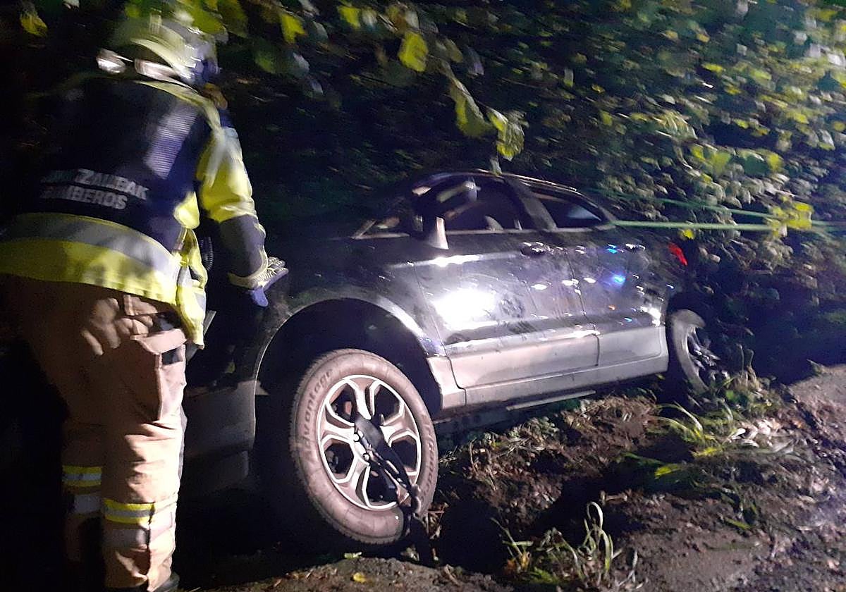 El coche rescatado por los bomberos de San Sebastián