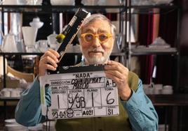El actor argentino Luis Brandoni en el rodaje de 'Nada', con sus gafas naranjas; a él no se le perdieron.