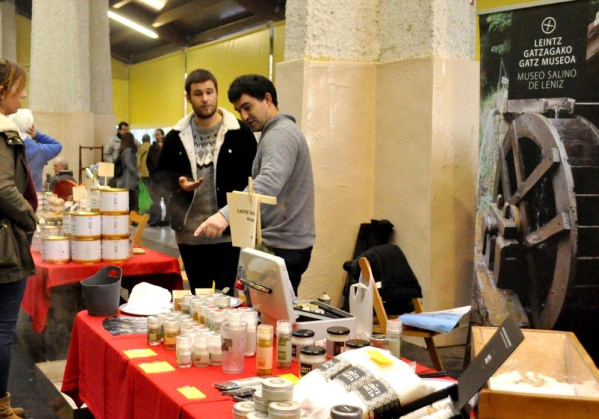 En la feria se podrá comprar sal de Leintz Gatzaga, entre otros productos ecológicos.