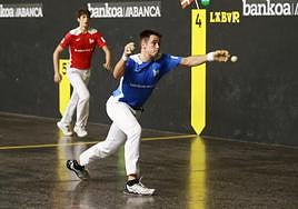 Beñat Labaka entra de gancho. Detrás, Artea Goiburu.