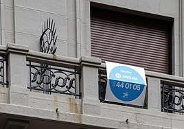 Cartel de una inmobiliaria que anuncia un piso en alquiler en San Sebastián.