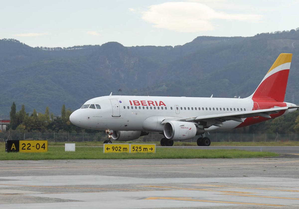 Un avión de la compañía Iberia, a punto de despegar desde el aeropuerto de San Sebastián rumbo Madrid.