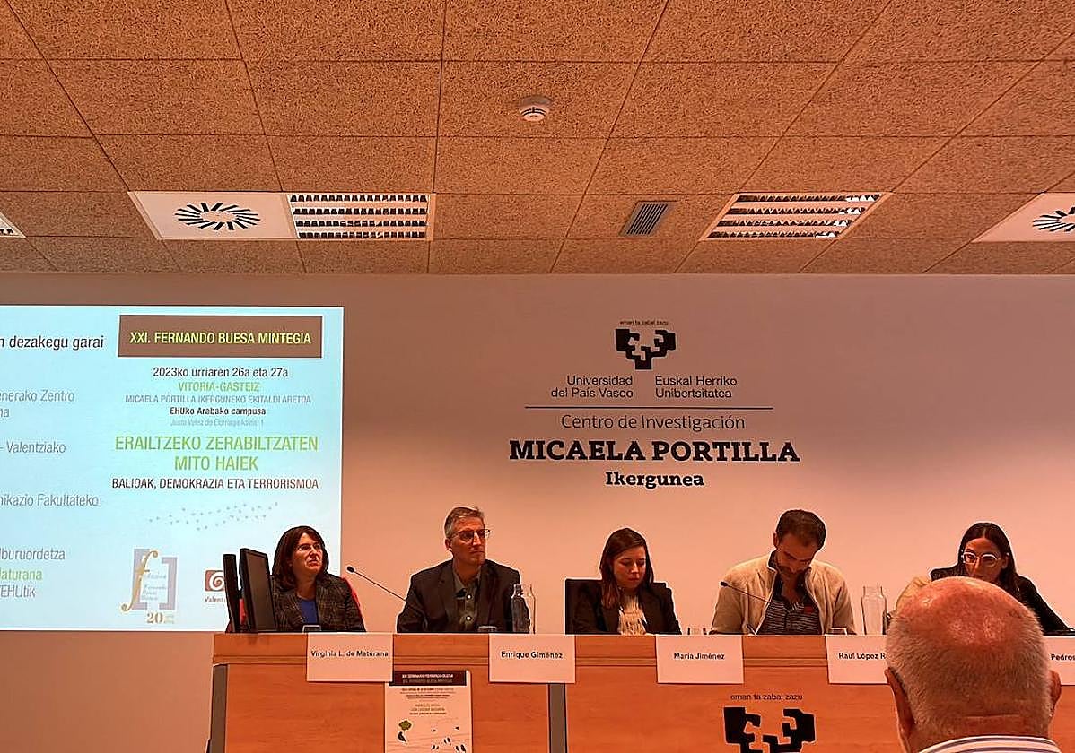 Virginia L. de Maturana, Enrique Giménez, María Jiménez y Raúl López Romo, ayer en el XXI Seminario organizado por la Fundación Fernando Buesa.