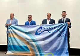 El concejal donostiarra Carlos García, segundo por derecha, junto a responsables del Congreso en la entrega de las banderas a San Sebastián.