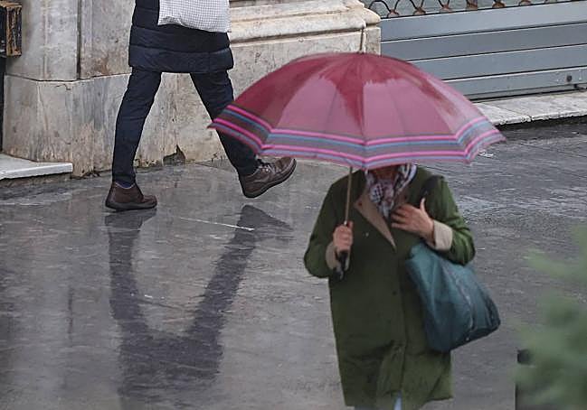 Una mujer trata de cubrirse de las intensas lluvias en el Boulevard de San Sebastián el pasado jueves.