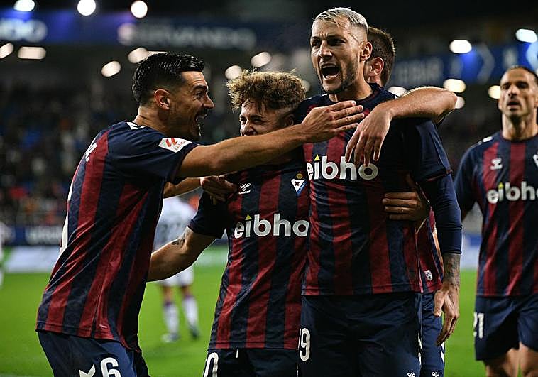 Stoichkov celebra eufórico rodeado de compañeros su gol, tercero del Eibar, que daba la tranquilidad.