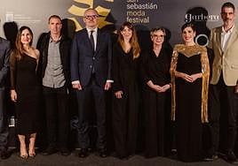 Representantes institucionales y de El Diario Vasco posan en el photocall.