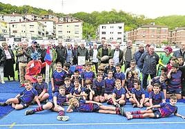 Los familiares de los homenajeados, junto a los veteranos del cluby las futuras promesasposan juntos ayer en Altamira.