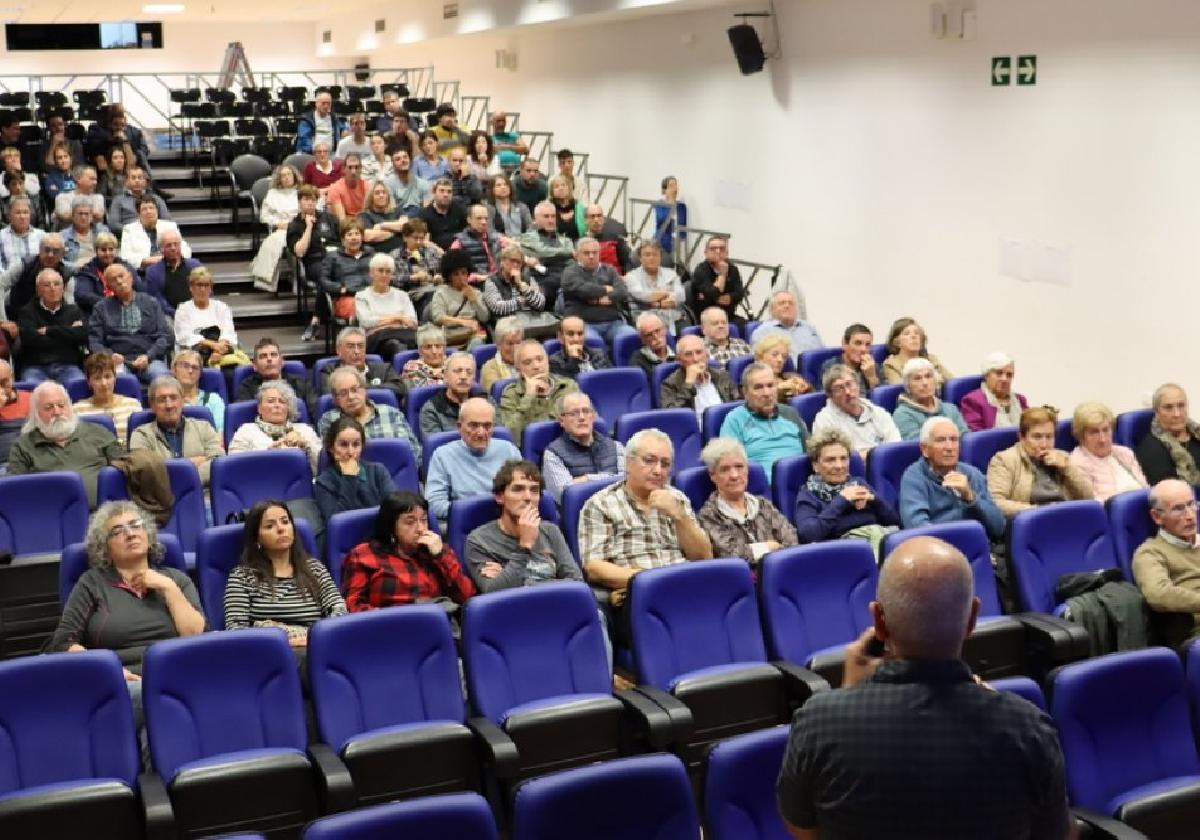 Un centenar de personas asistieron a la charla del historiador Gaizka Aranguren que abrió el proceso.