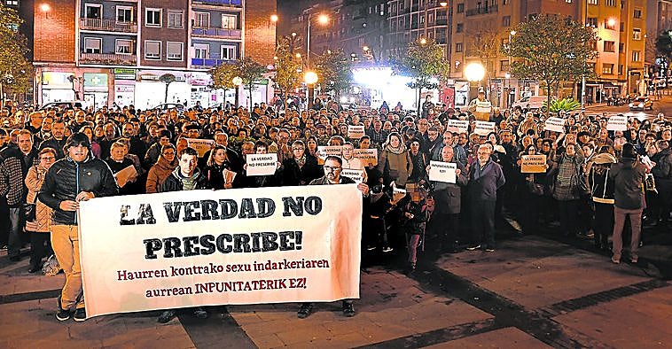 Concentración en apoyo a las víctimas que sufrieron abusos en el colegio Salesianos de Deusto.