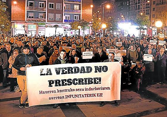 Concentración en apoyo a las víctimas que sufrieron abusos en el colegio Salesianos de Deusto.
