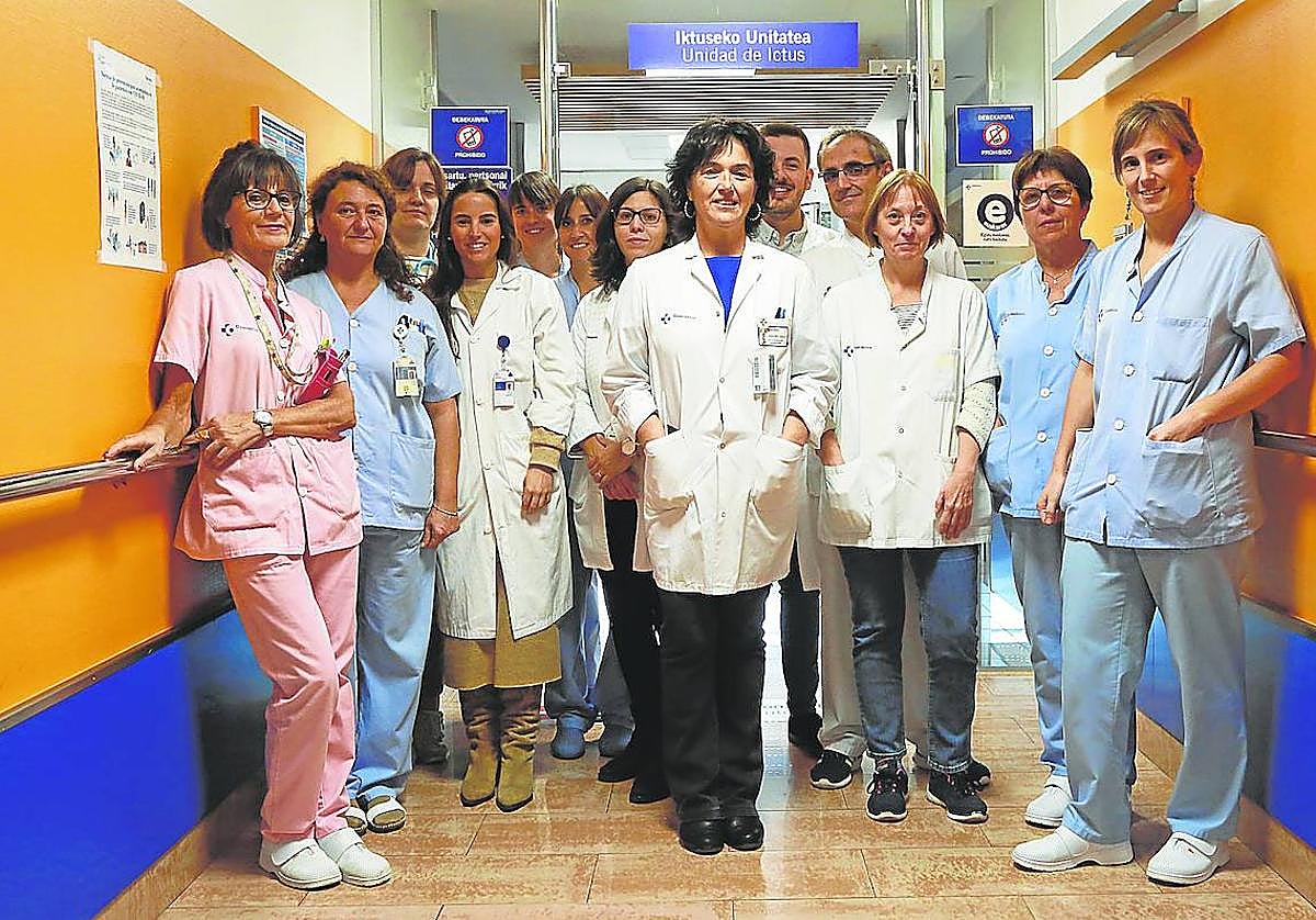 Maite Martínez Zabaleta, en el centro, junto a parte del equipo que atiende a los pacientes en la unidad de ictus del Hospital Universitario Donostia.