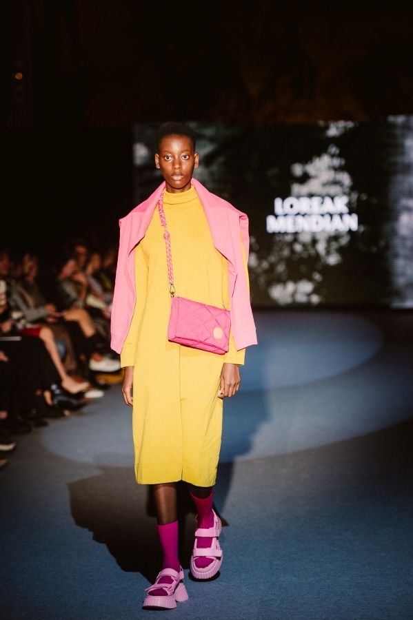 Loreak Mendian fusiona formas atemporales