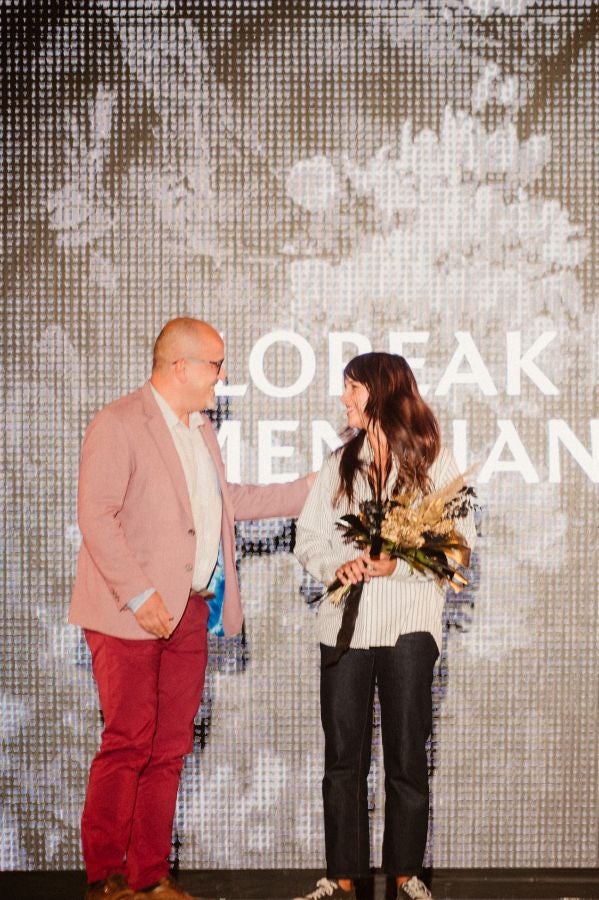 Loreak Mendian fusiona formas atemporales