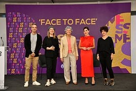 Los tres premiados posan con Elena Moreno y Laura Chamorro antes del comienzo de los 'face to face'.