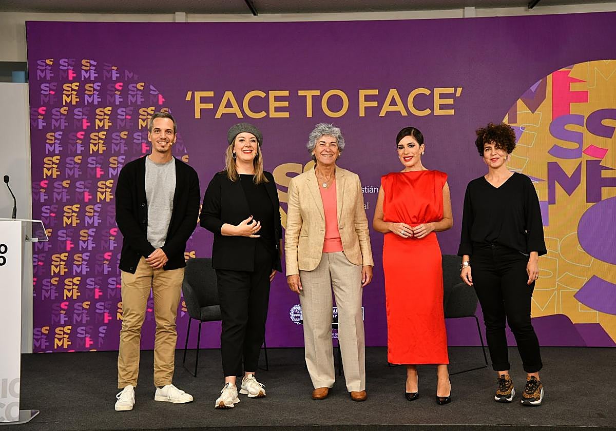 Los tres premiados posan con Elena Moreno y Laura Chamorro antes del comienzo de los 'face to face'.