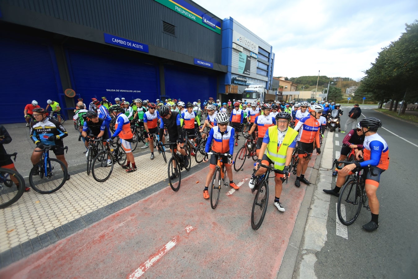Una marcha ciclista denuncia el lanzamiento de chinchetas a la calzada entre Hernani y Goizueta