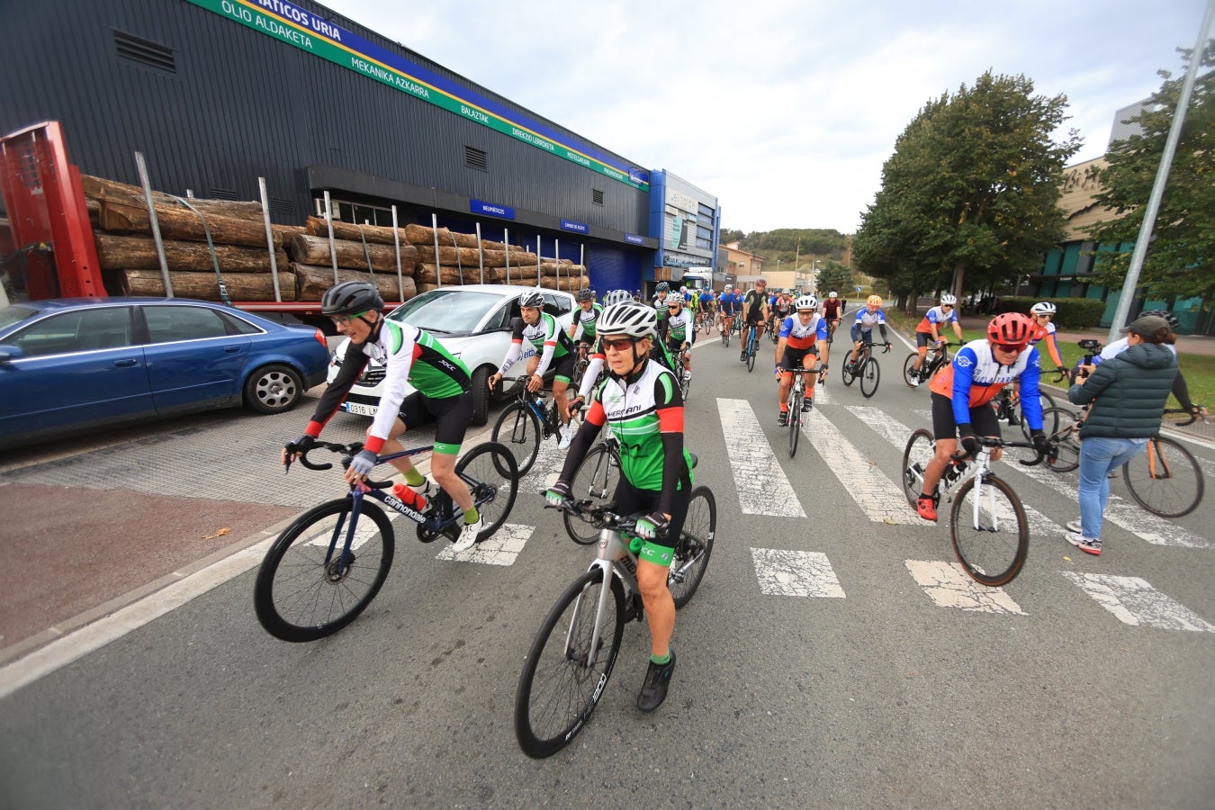 Una marcha ciclista denuncia el lanzamiento de chinchetas a la calzada entre Hernani y Goizueta