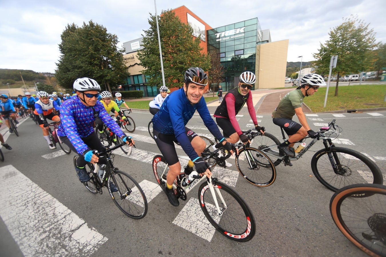 Una marcha ciclista denuncia el lanzamiento de chinchetas a la calzada entre Hernani y Goizueta