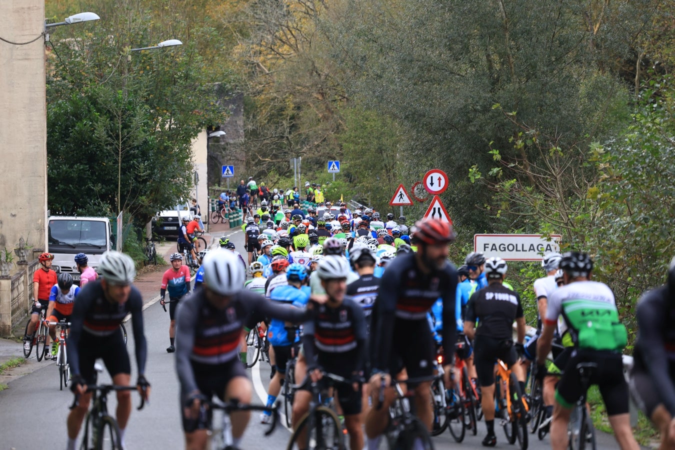 Una marcha ciclista denuncia el lanzamiento de chinchetas a la calzada entre Hernani y Goizueta