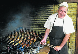 El cocinero Pepe asa unas ricas chuletillas de cordero lechal en la parrilla de Bodega El Pimiento.