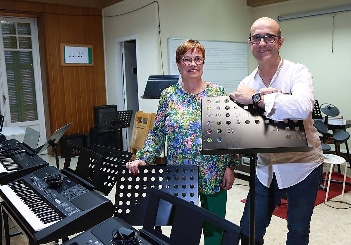 Maite y Josu, que participan en el programa Hariak Kantuz, en la escuela de música de Pasaia.