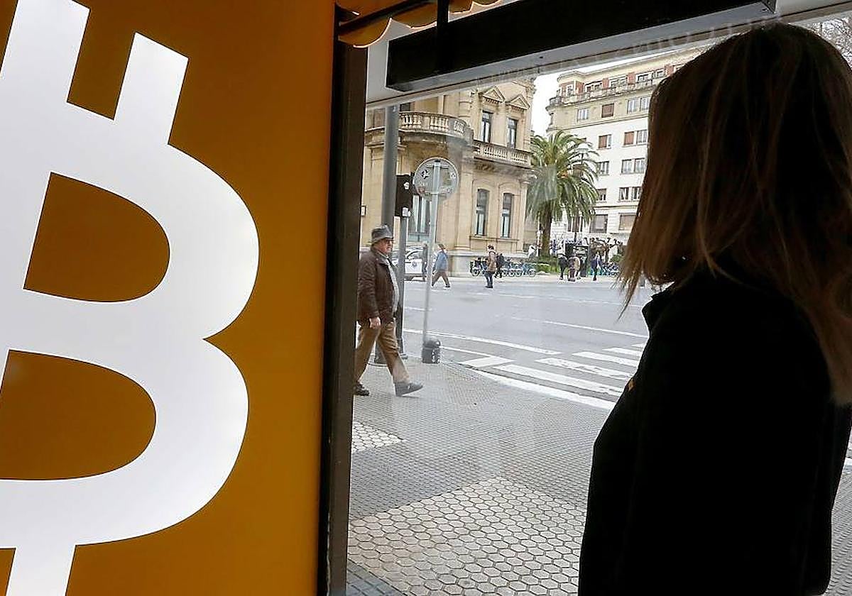 Una mujer, en un establecimiento de criptomonedas en San Sebastián.