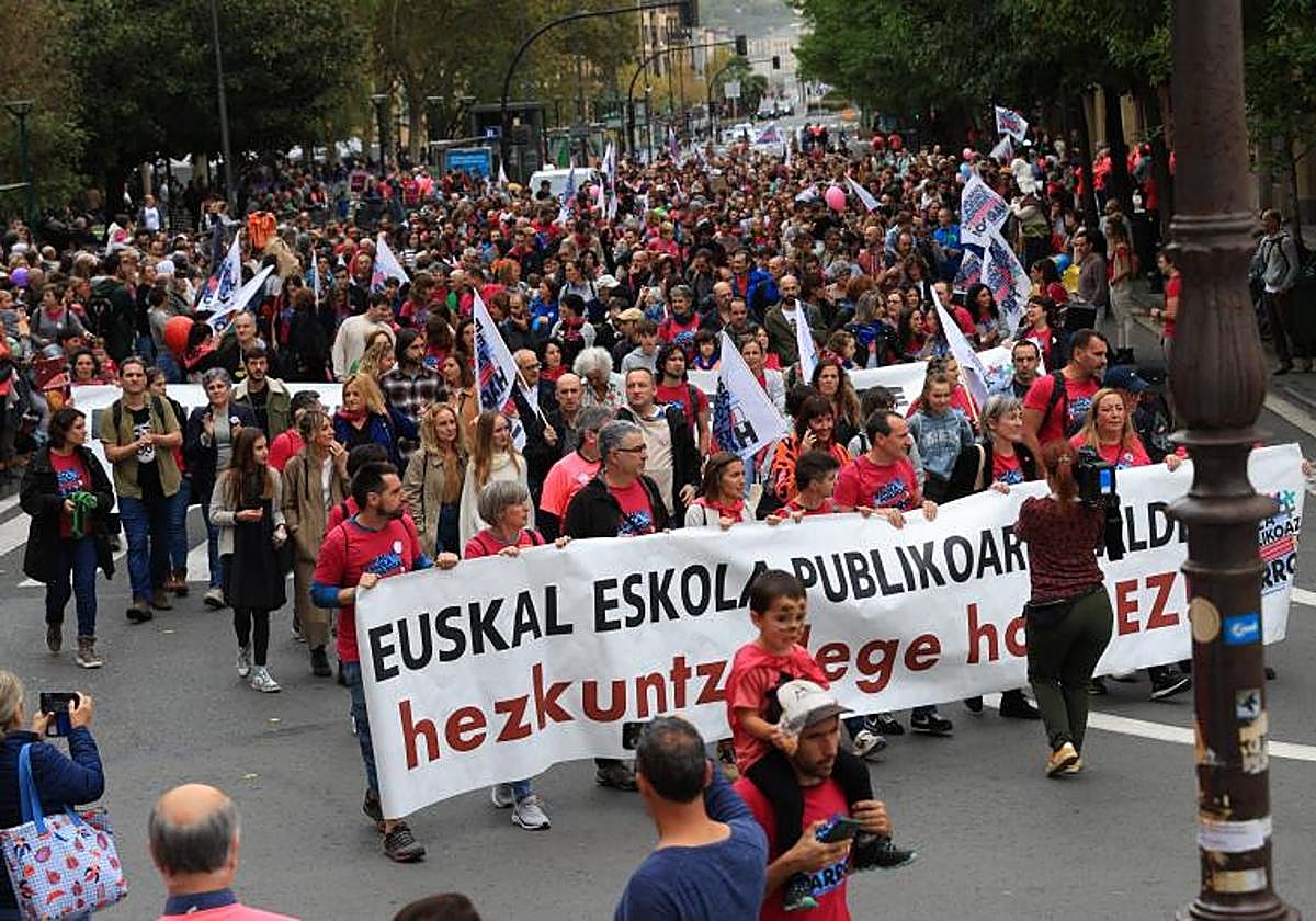 Manifestación en Donostia en apoyo a la escuela pública vasca