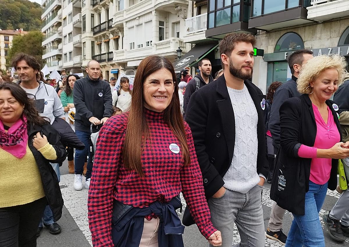Imagen secundaria 1 - Garbile Biurrun, Miren Gorrotxategi y Tere Caballero, en la manifestación de este domingo