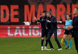 Imanol da instrucciones a Zubeldia durante el partido frente al Rayo.