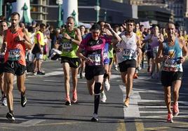 Varios participantes de la Behobia del año pasado encaran la recta final.