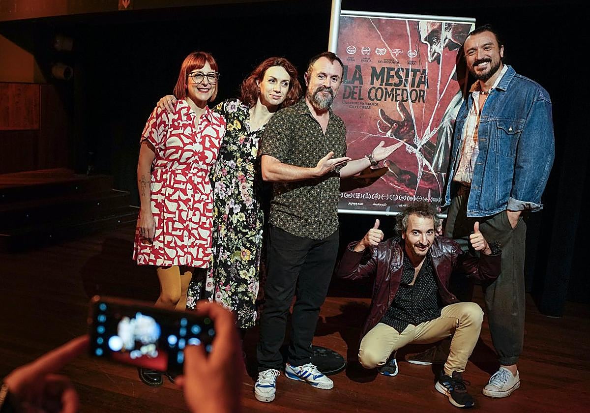 Parte del equipo técnico y artístico de 'La mesita del comedor' antes de su presentación.