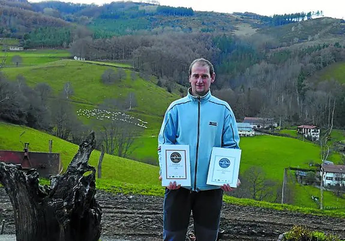 Jose Inazio Ugartemendia con dos galardones de los premios internacionales.