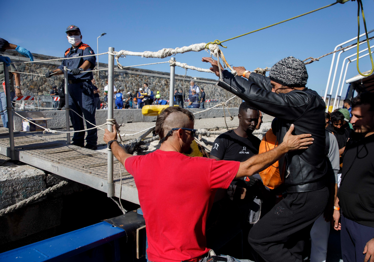 Desembarco en el puerto de de Regio de Calabria de los migrantes rescatados el sábado por el 'Aita Mari'